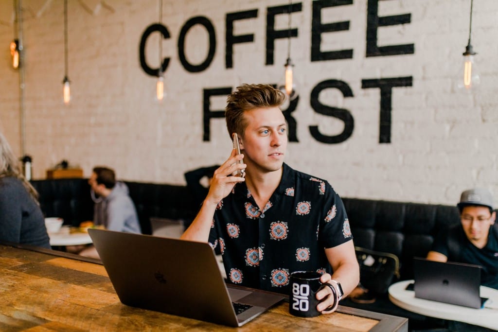 freelance dans un cafe